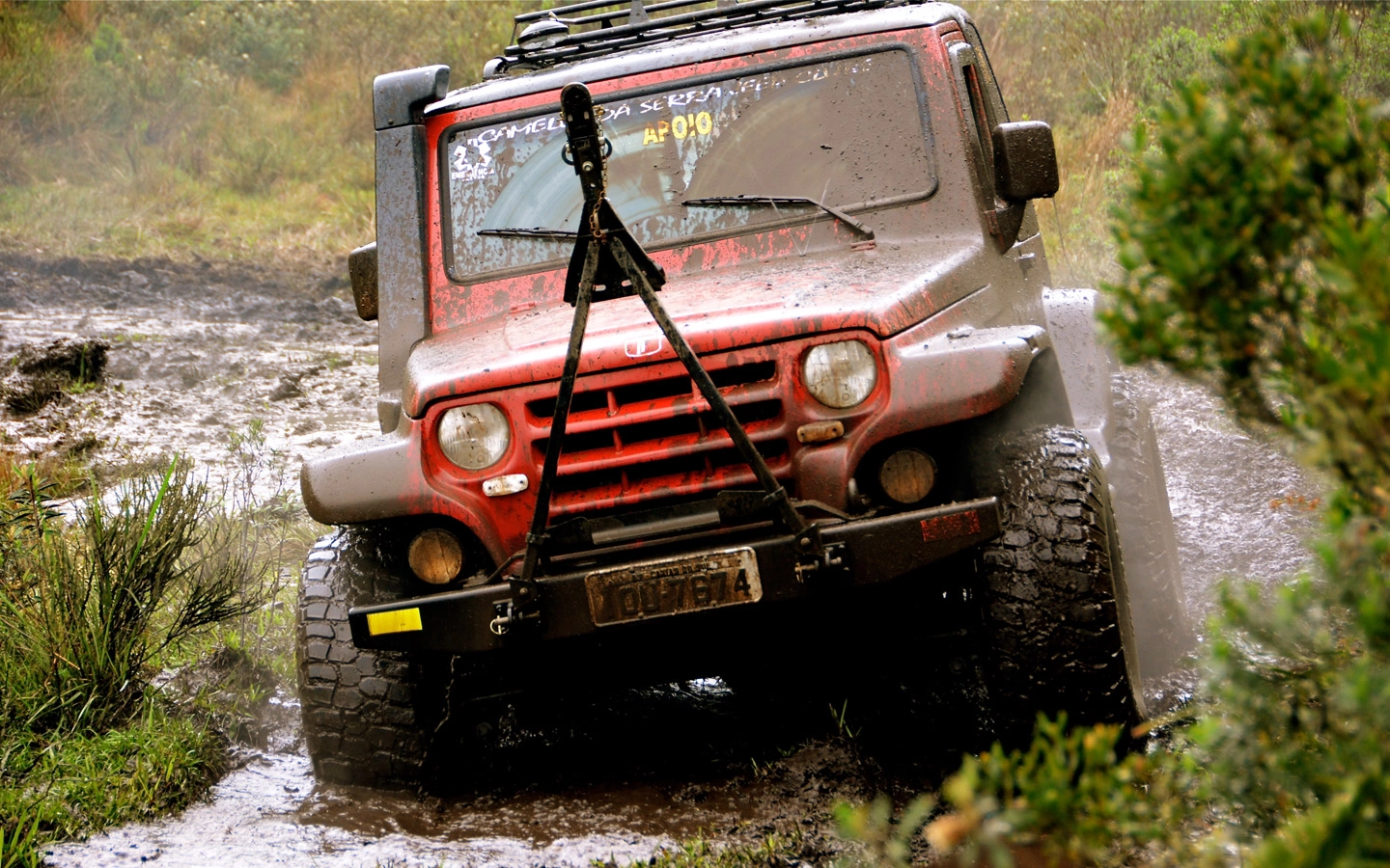 Gipe atravessando poa de lama.