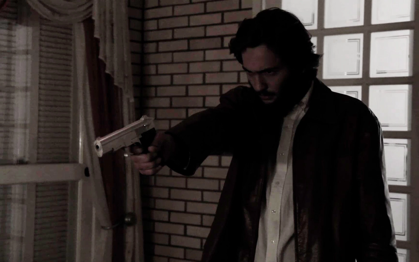 Homem empunhando arma com uma das mos - cena do curta Antnio e os seus.