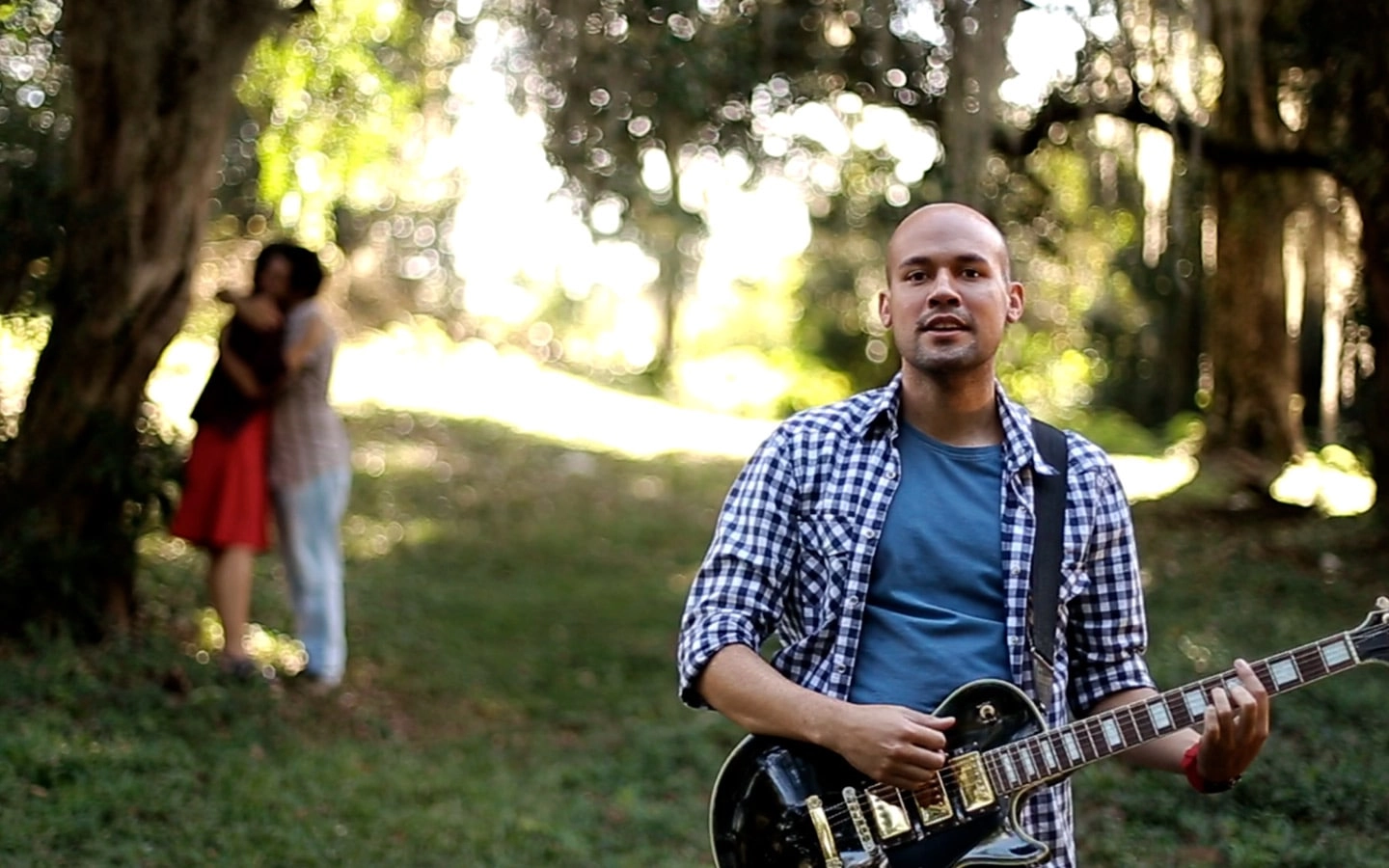 Marcelo Franar com violo em um bosque na gravao do seu vdeo clipe.